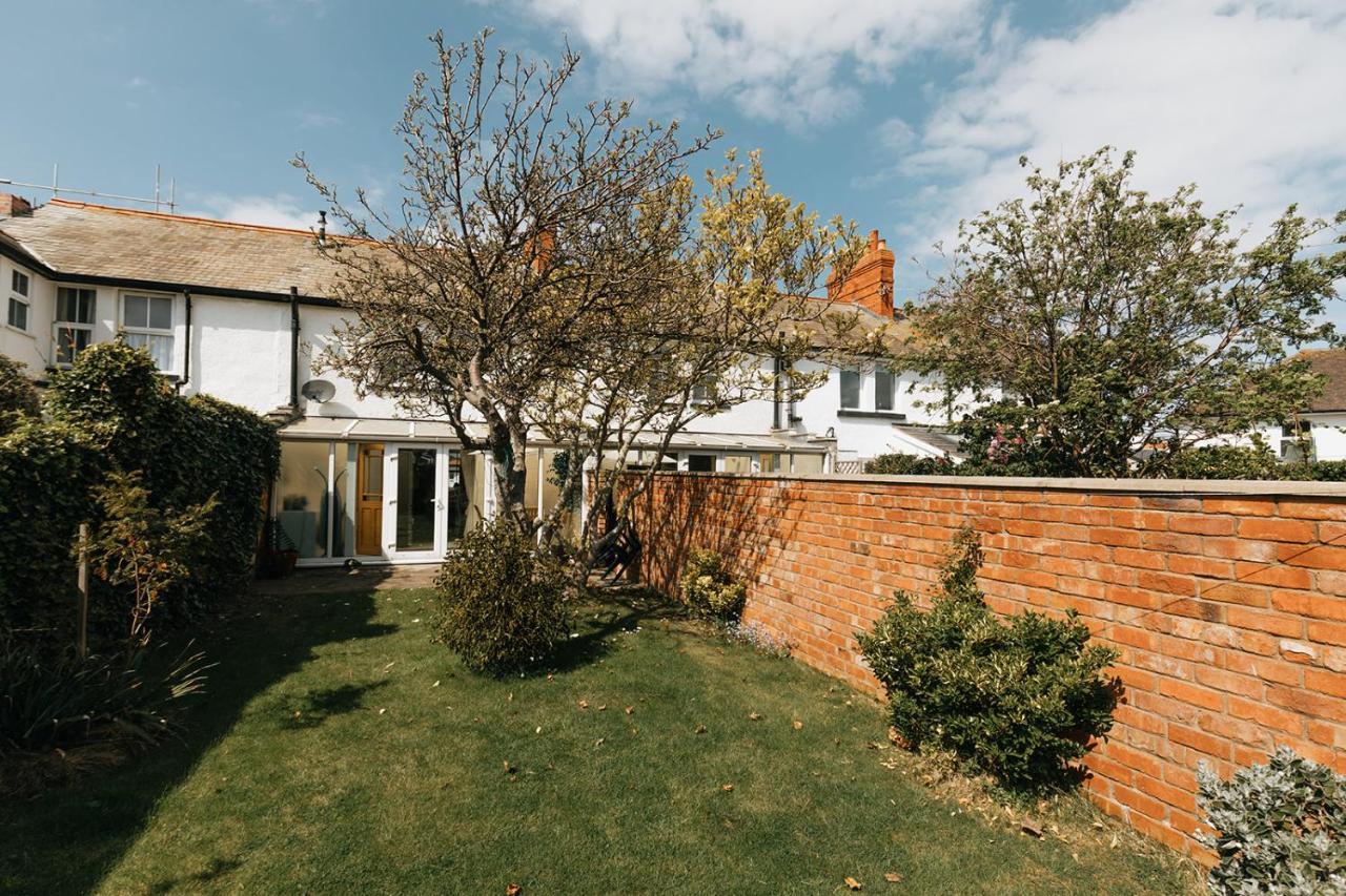 Willow Cottage - Cost 3 Bed Cottage In Penrhyn Bay With Sea Views With Access To Snowdonia Rhôs-on-Sea المظهر الخارجي الصورة