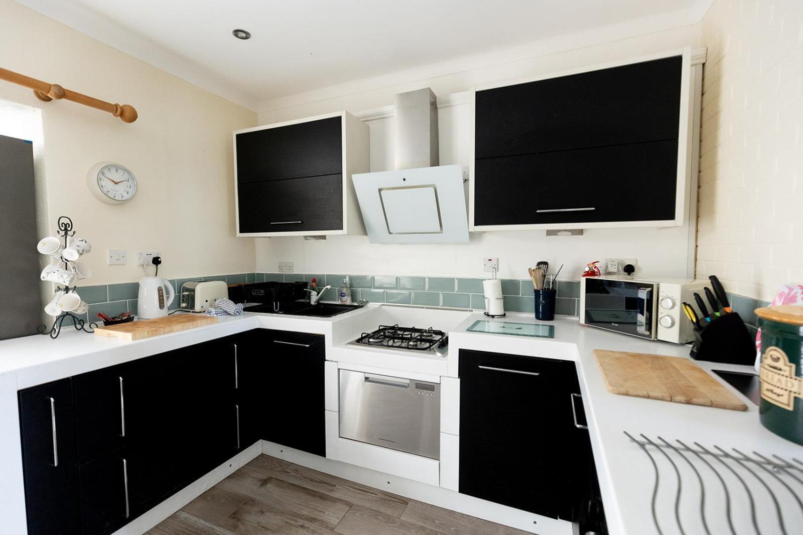 Willow Cottage - Cost 3 Bed Cottage In Penrhyn Bay With Sea Views With Access To Snowdonia Rhôs-on-Sea المظهر الخارجي الصورة